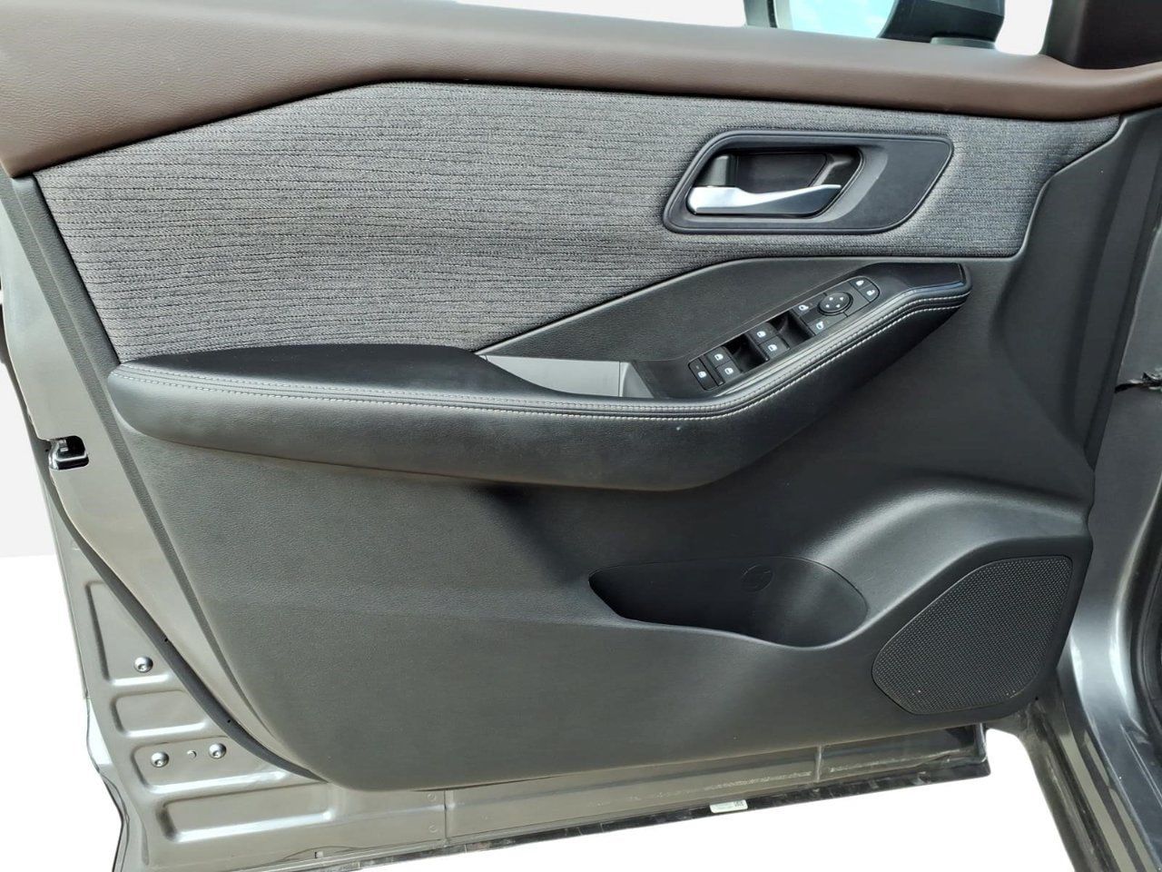 Used 2023 Nissan Rogue SV AWD/4WD image 16