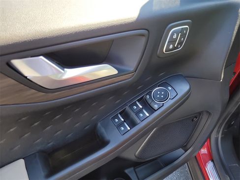 Used 2020 Ford Escape Titanium image 16