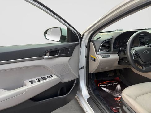 Used 2018 Hyundai Elantra SE FWD image 11
