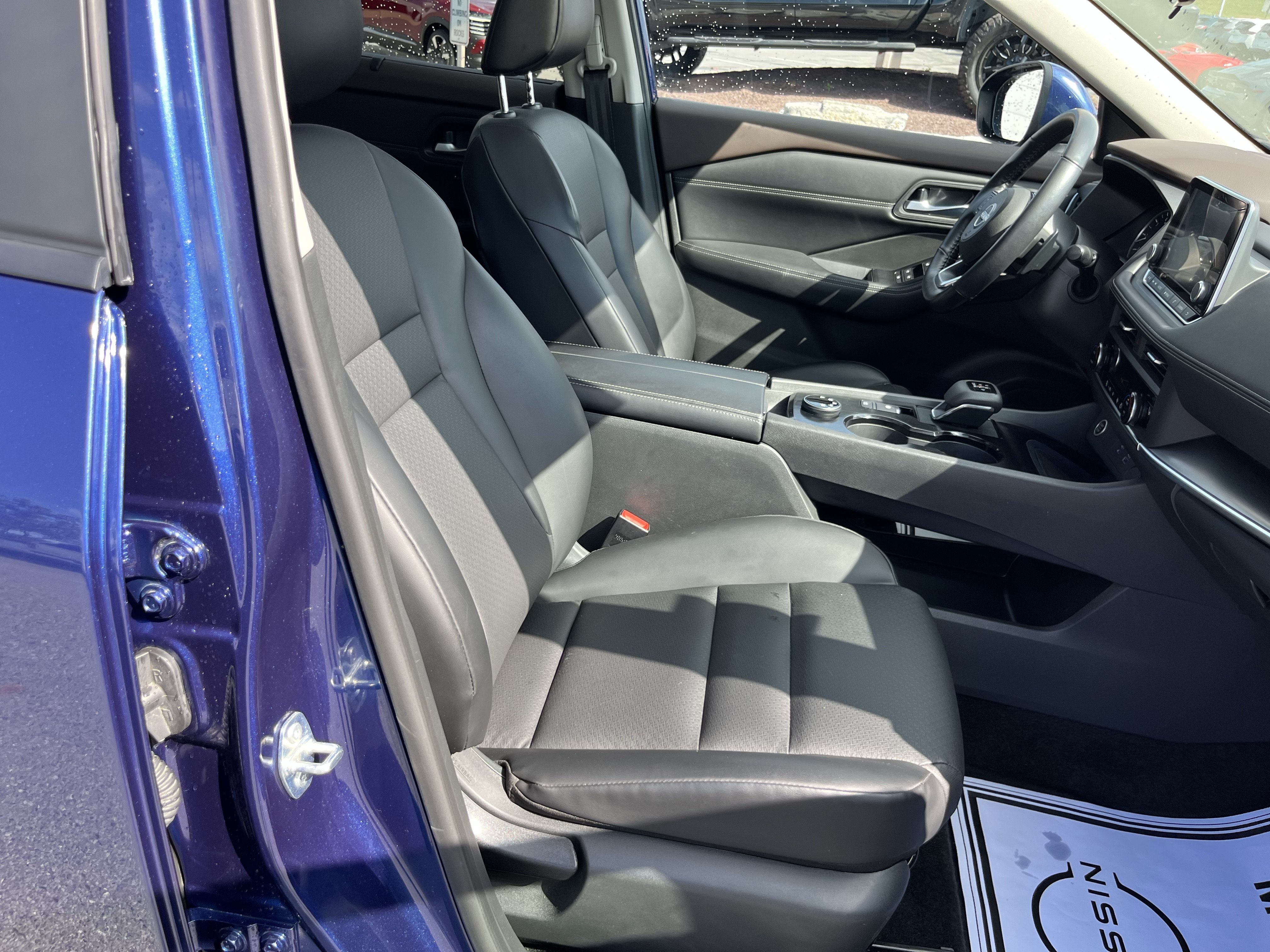 Used 2023 Nissan Rogue SV w/ SV Premium B Package AWD/4WD image 3