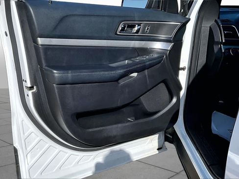 Used 2016 Ford Explorer XLT w/ Equipment Group 201A AWD/4WD image 26