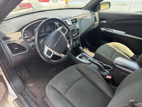 Used 2011 Chrysler 200 Touring FWD image 6
