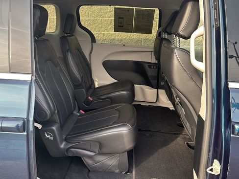 Used 2024 Chrysler Pacifica Touring-L image 24