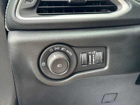 Used 2025 Chrysler Pacifica Select FWD image 16