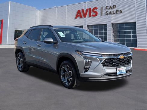 Used 2025 Chevrolet Trax LT w/ LT Convenience Package image 3