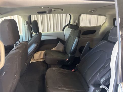 Used 2023 Chrysler Voyager LX image 16