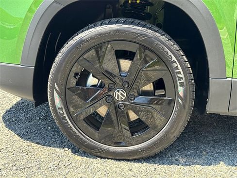 New 2025 Volkswagen Taos SE image 9