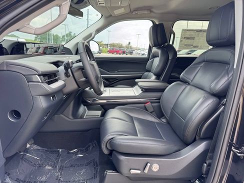 New 2027 Lincoln Navigator Premiere AWD/4WD image 4
