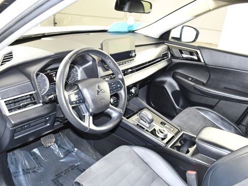 Used 2024 Mitsubishi Outlander SE AWD/4WD image 2