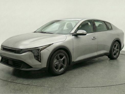 Used 2025 Kia K4 LXS image 3