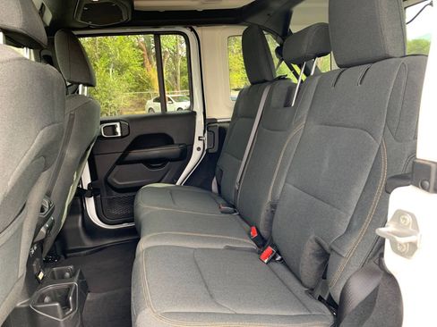 Used 2025 Jeep Wrangler Sahara image 24