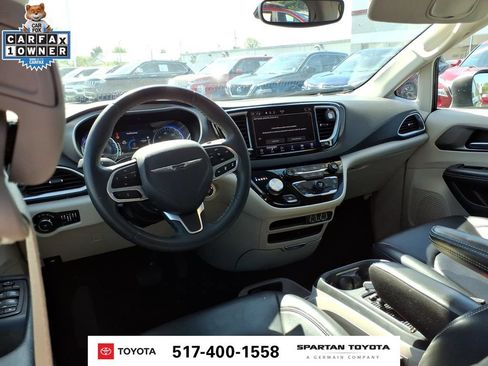 Used 2023 Chrysler Pacifica Touring-L FWD image 12
