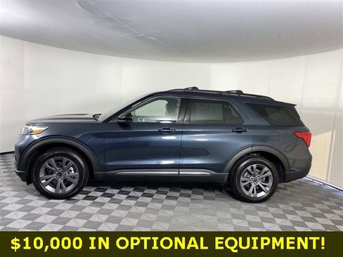 Used 2022 Ford Explorer XLT w/ Equipment Group 202A image 5