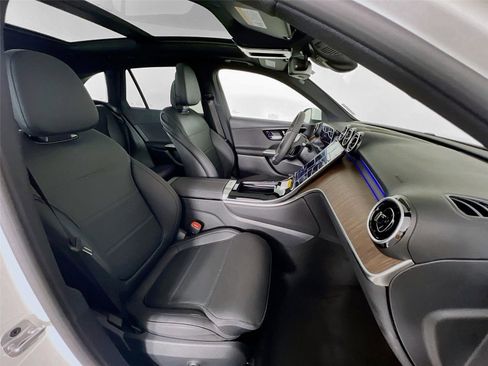 Used 2025 Mercedes-Benz GLC 300 4MATIC image 23