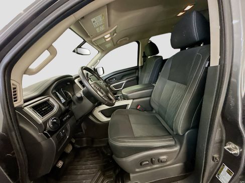 Used 2018 Nissan Titan SV w/ SV Convenience Package AWD/4WD image 13