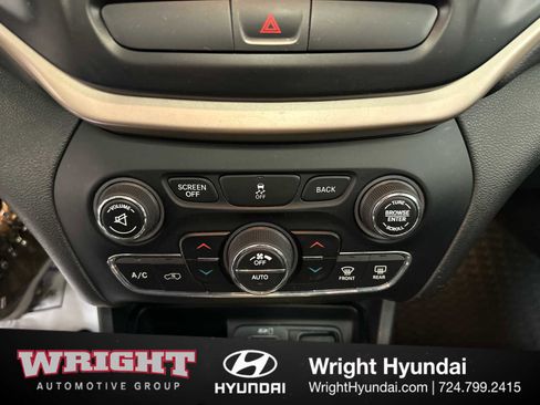 Used 2017 Jeep Cherokee Limited image 28