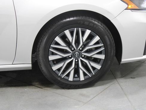 Used 2024 Nissan Altima 2.5 SV image 12