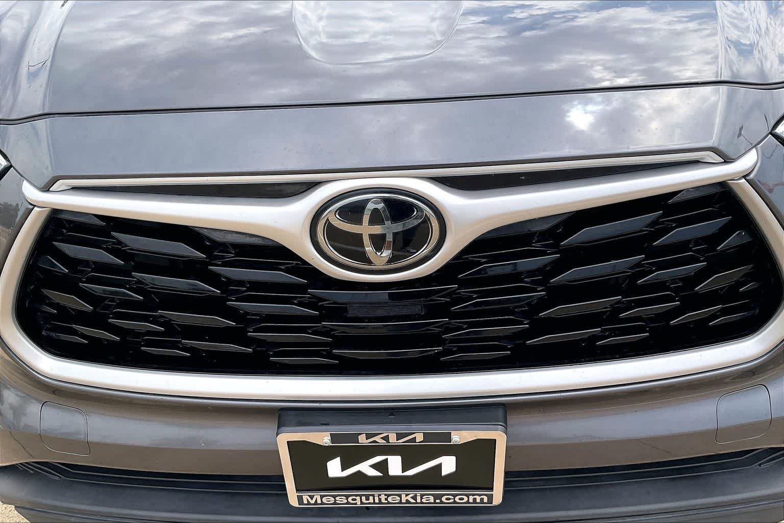 Used 2021 Toyota Highlander XLE AWD/4WD image 32