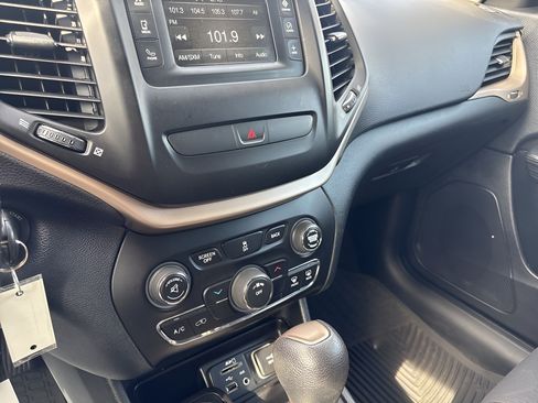 Used 2016 Jeep Cherokee Latitude AWD/4WD image 29