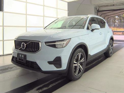 Used 2025 Volvo XC40 B5 Core image 1