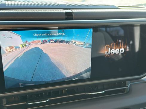 Used 2025 Jeep Wrangler Unlimited Sahara image 22