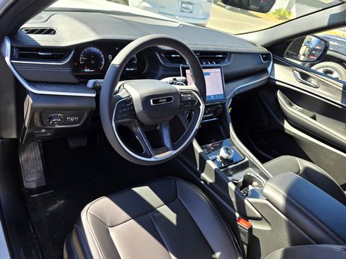 New 2025 Jeep Grand Cherokee Limited image 9