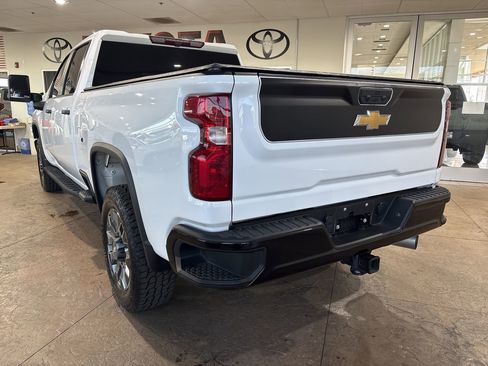 Used 2022 Chevrolet Silverado 2500 Custom w/ Custom Value Package AWD/4WD image 8
