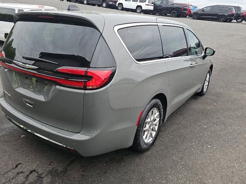 Used 2025 Chrysler Pacifica Select FWD image 4