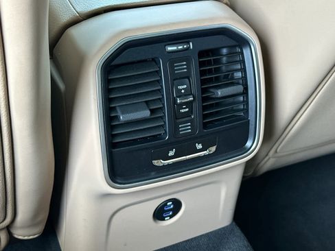 Certified 2025 Porsche Macan image 14