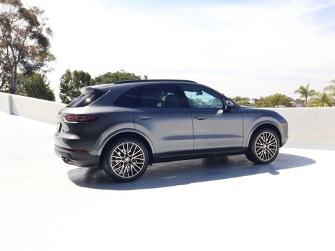 Certified 2023 Porsche Cayenne w/ Premium Package AWD/4WD image 8
