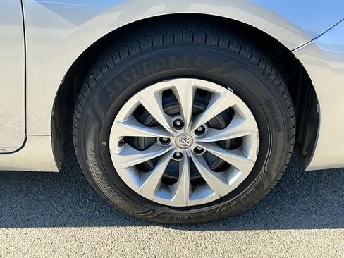 Used 2016 Toyota Camry LE image 5