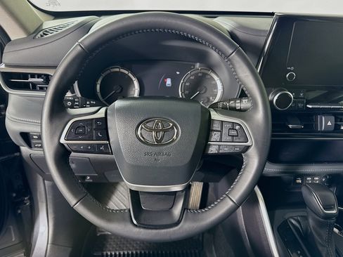 Certified 2025 Toyota Highlander AWD image 12