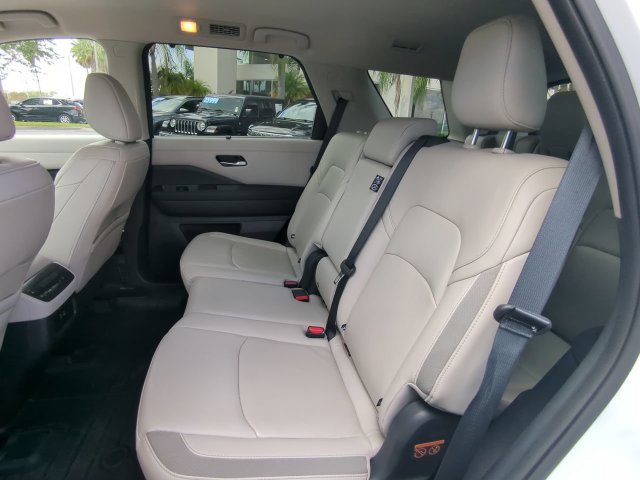 Used 2025 Nissan Pathfinder SL FWD image 17