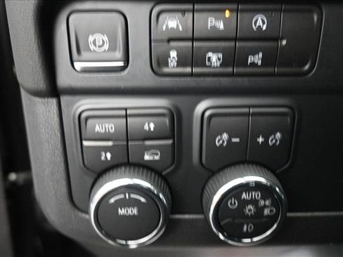 Used 2025 Chevrolet Tahoe High Country AWD/4WD image 17