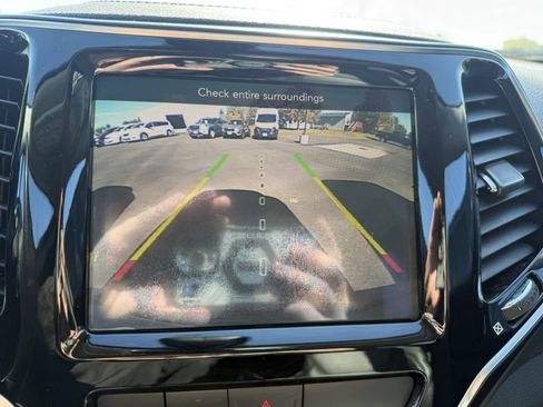 Used 2019 Jeep Cherokee Limited image 21