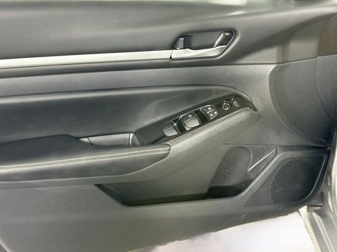 Used 2023 Nissan Altima 2.5 SV FWD image 15