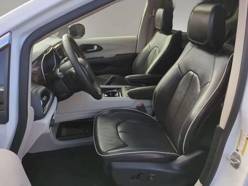 Used 2023 Chrysler Pacifica Limited FWD image 11