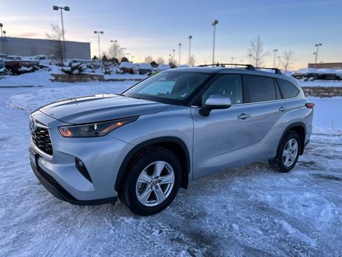 Used 2023 Toyota Highlander LE image 3