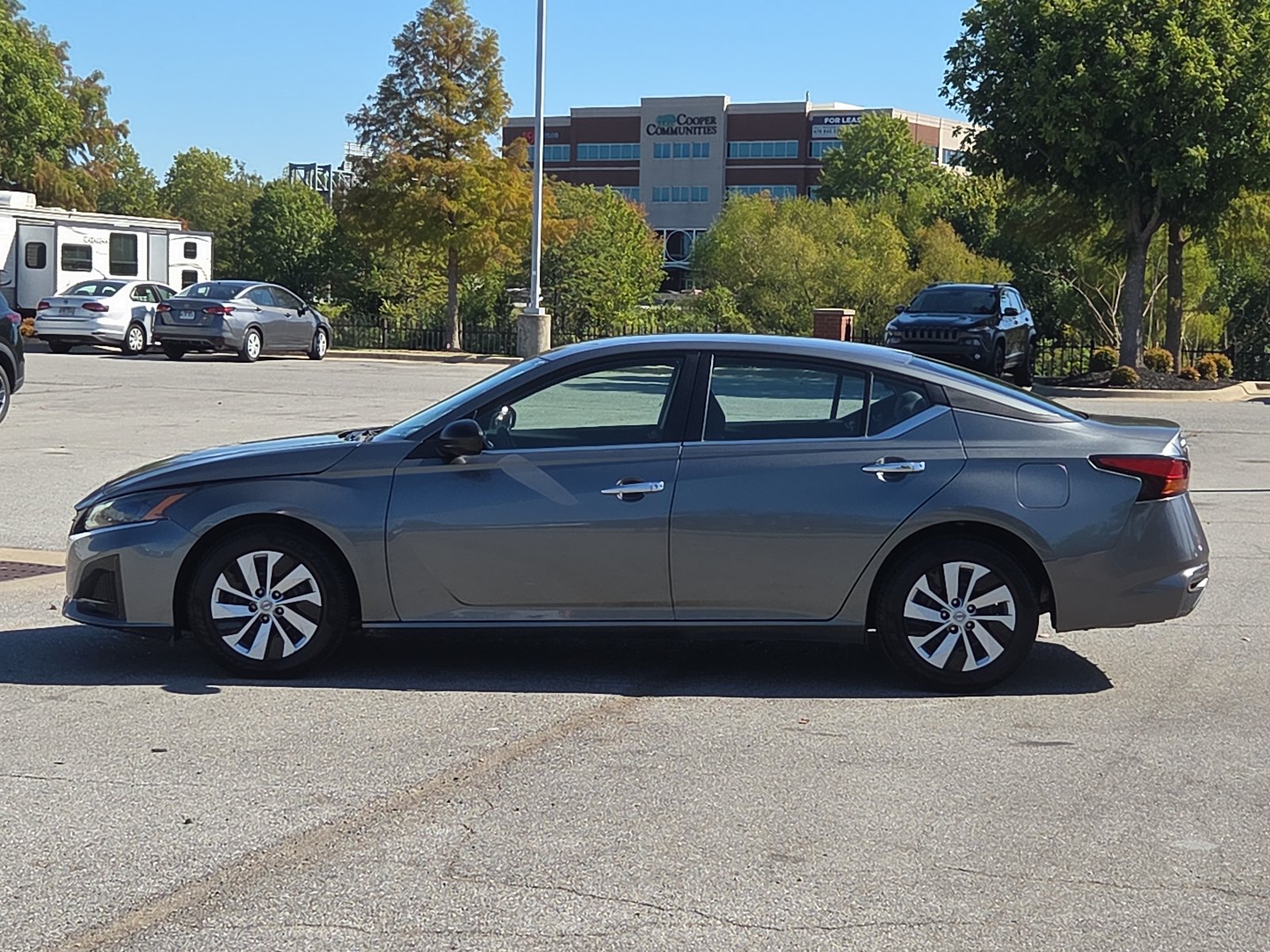Used 2024 Nissan Altima 2.5 S FWD image 3