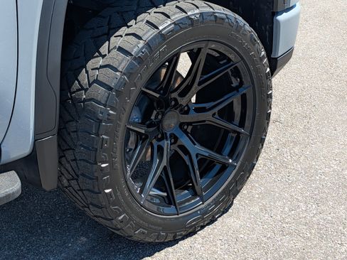 Used 2025 GMC Sierra 1500 AT4 w/ AT4 Premium Package image 12