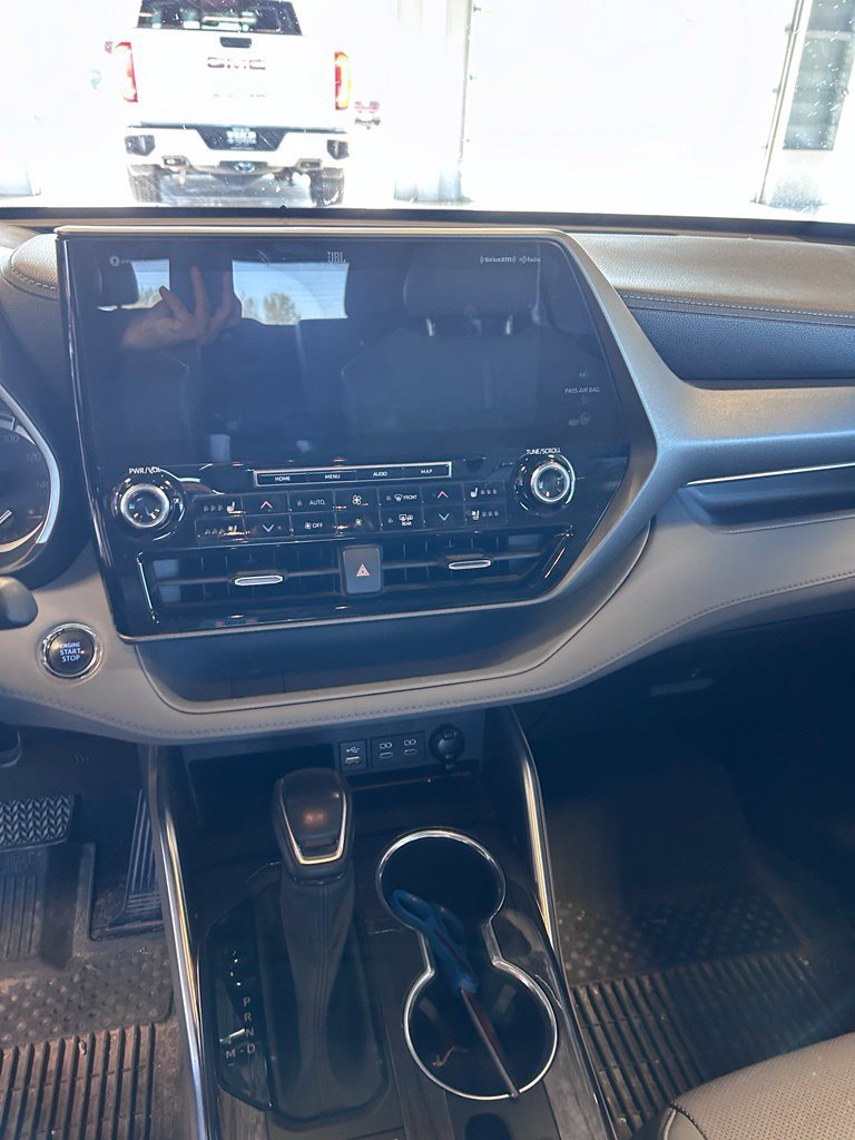 Used 2022 Toyota Highlander Limited AWD/4WD image 8