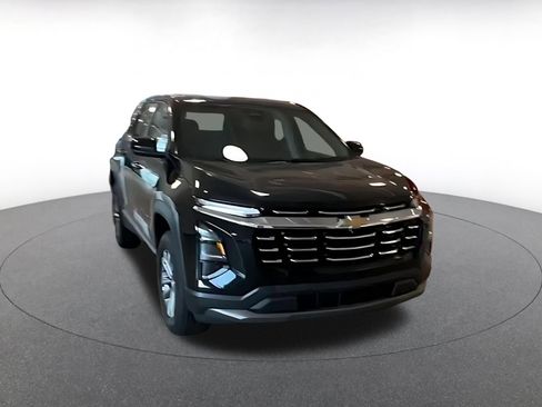 Used 2025 Chevrolet Equinox LT image 3