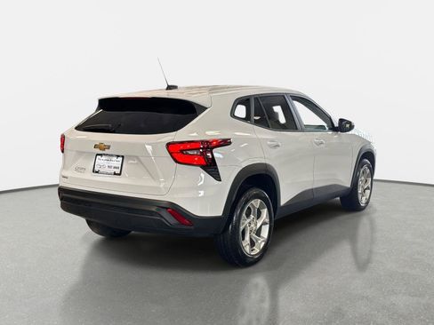 Used 2025 Chevrolet Trax LS w/ LS Convenience Package image 5
