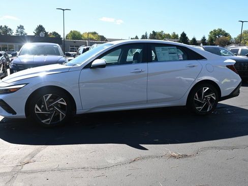 Used 2025 Hyundai Elantra SEL w/ Cargo Package image 4