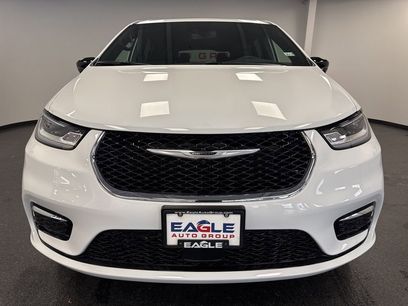 New 2026 Chrysler Pacifica Limited w/ Uconnect Theater Family Group