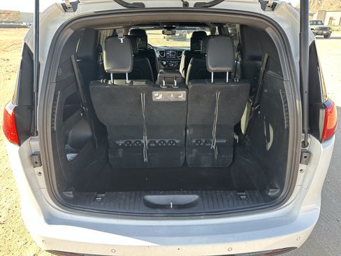 Used 2020 Chrysler Pacifica Touring-L Plus w/ S Appearance Package FWD image 21