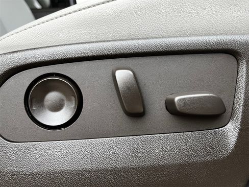 Used 2022 Chevrolet Tahoe Z71 w/ Luxury Package image 25