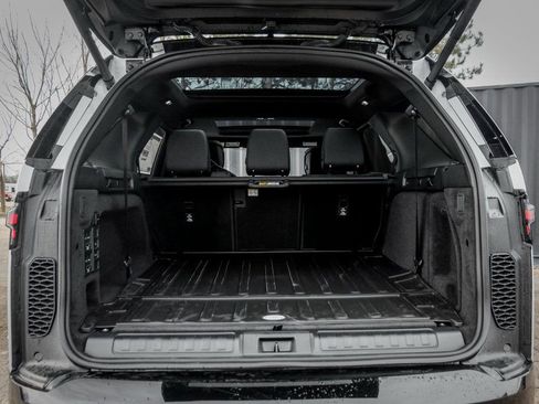 Used 2025 Land Rover Discovery Dynamic SE AWD/4WD image 8