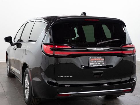 Used 2025 Chrysler Pacifica Select FWD image 10