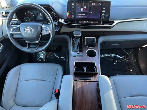 Certified 2024 Toyota Sienna XLE FWD image 16